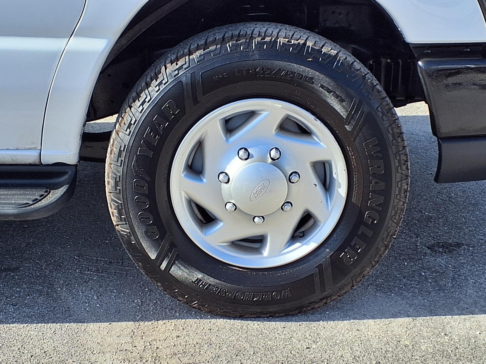 Used 2011 Ford E-350 - photo 33