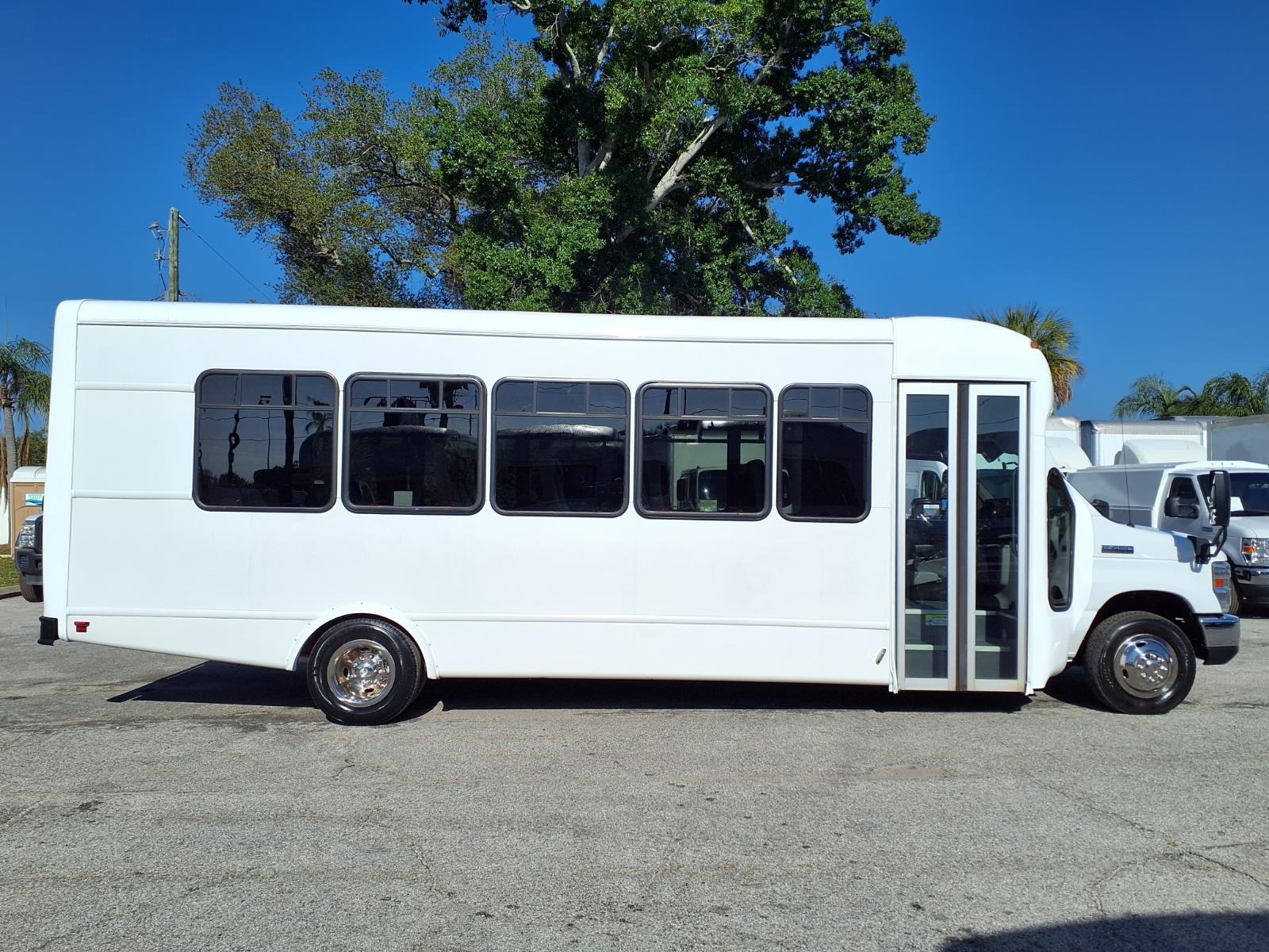 Used 2017 Ford E-450 - photo 6