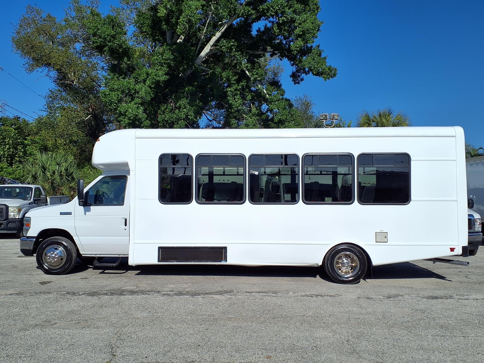 Used 2017 Ford E-450 - photo 9