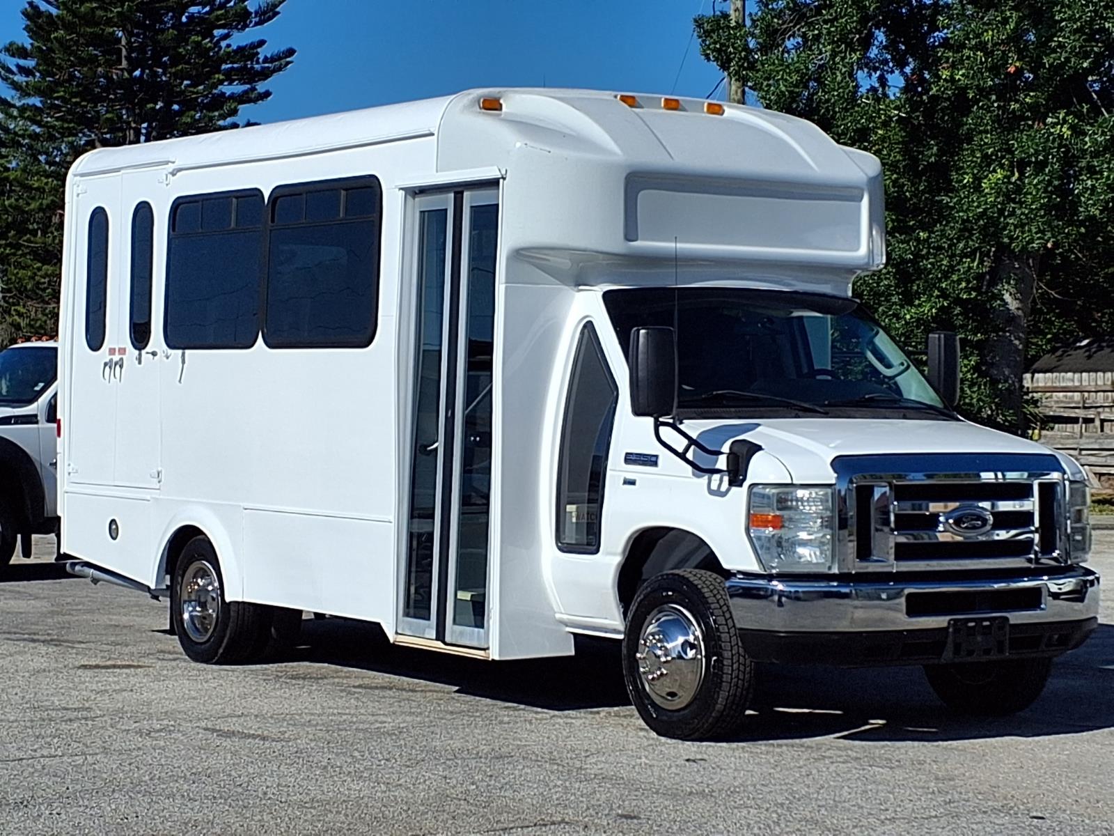 Used 2016 Ford E-350 Shuttle Bus - photo 1