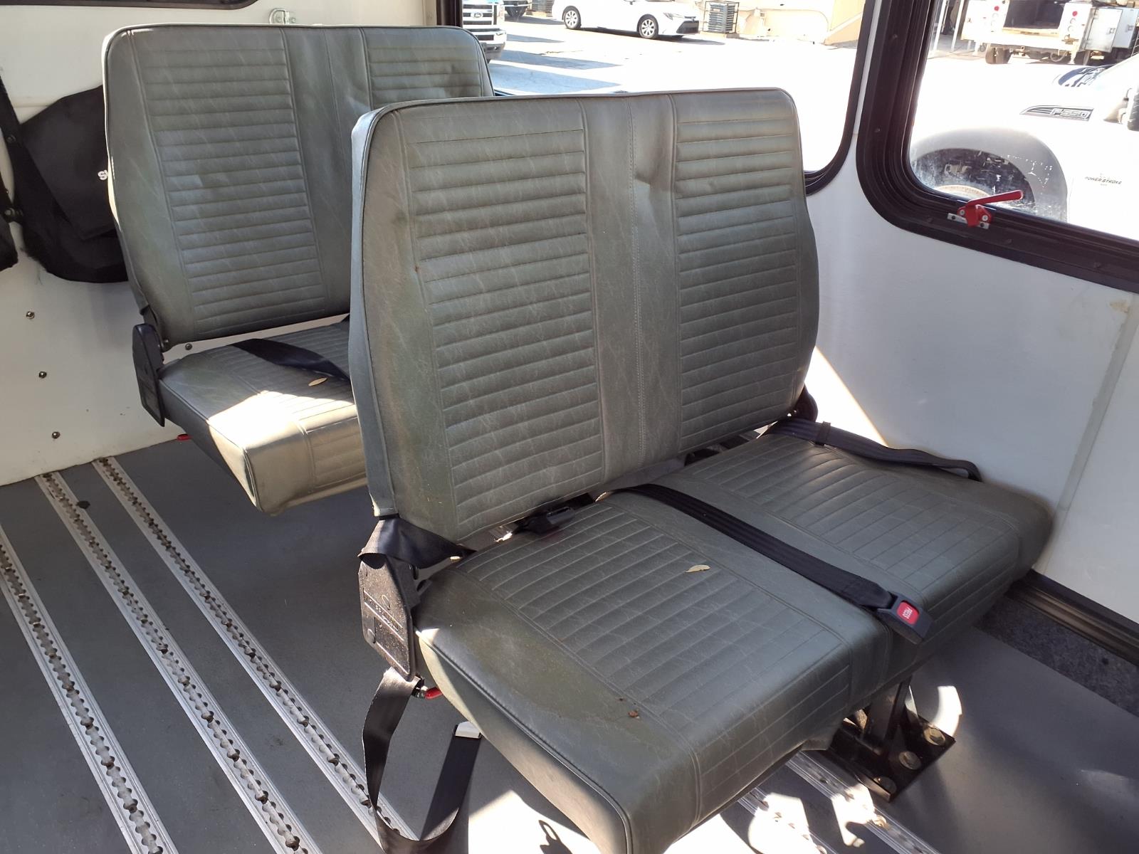 Used 2016 Ford E-350 Shuttle Bus - photo 19