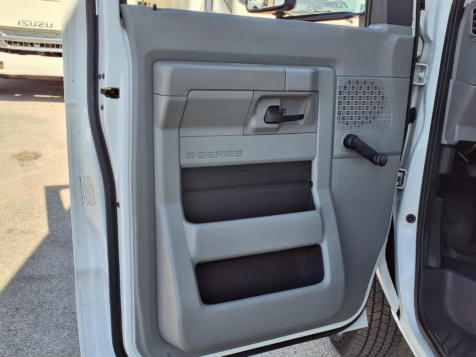 Used 2016 Ford E-350 Shuttle Bus - photo 28