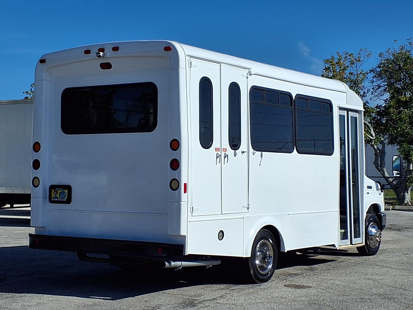Used 2016 Ford E-350 Shuttle Bus - photo 4