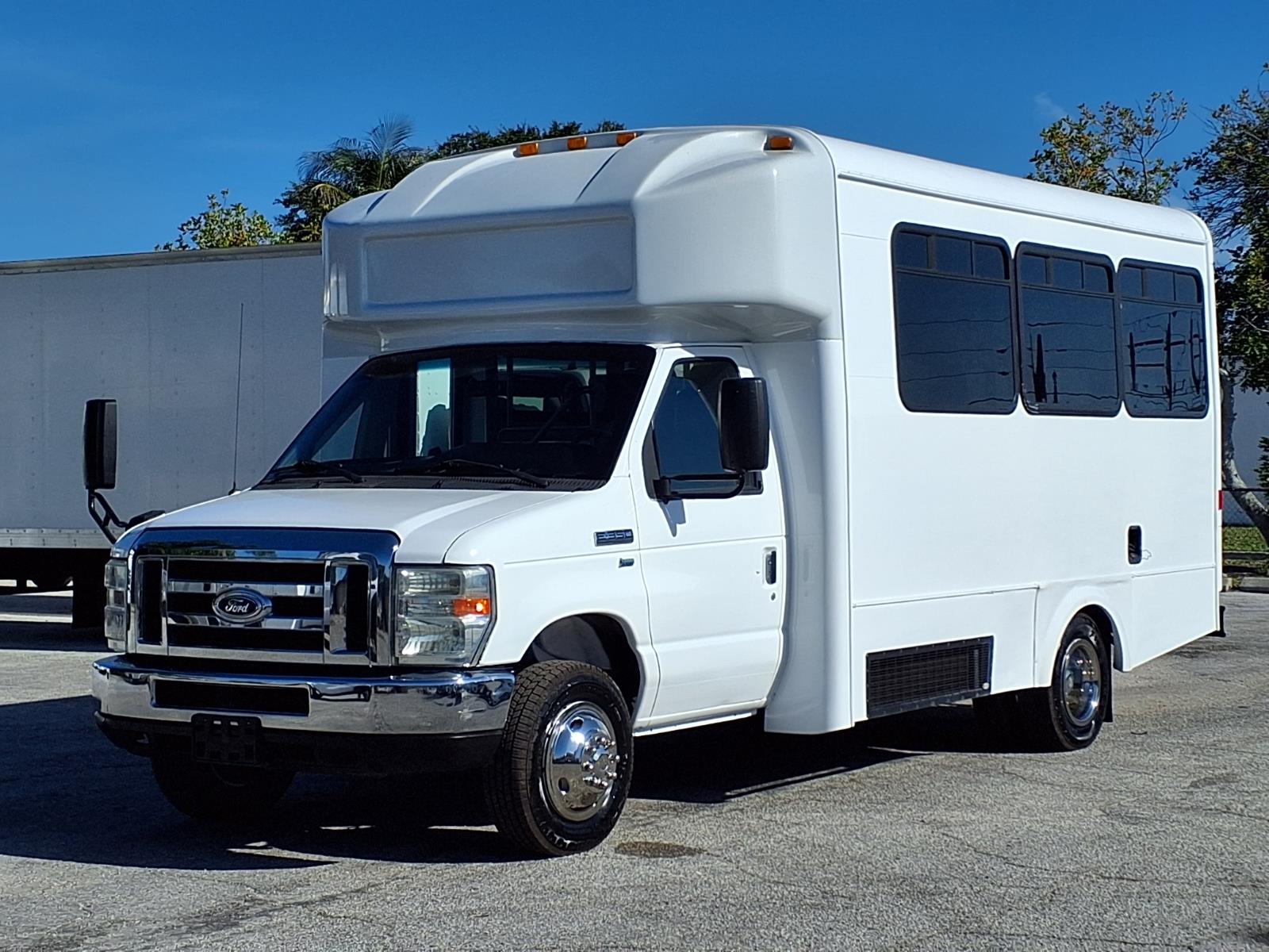 Used 2016 Ford E-350 Shuttle Bus - photo 8