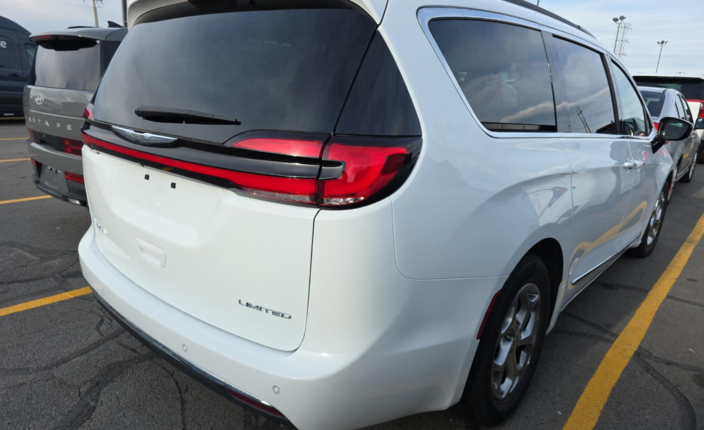 Used 2023 Chrysler Pacifica - photo 5