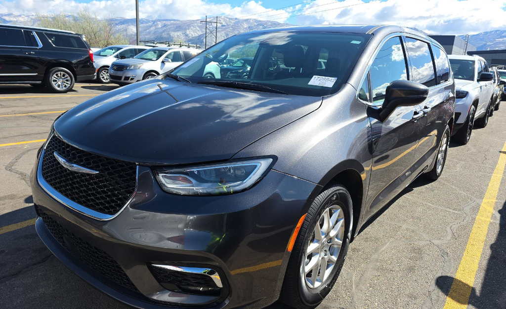 Used 2023 Chrysler Pacifica - photo 1
