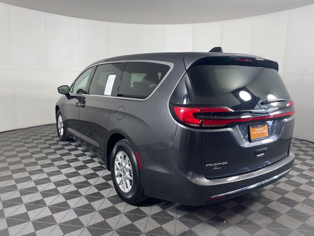 Used 2023 Chrysler Pacifica - photo 2