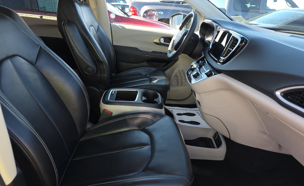 Used 2023 Chrysler Pacifica - photo 5