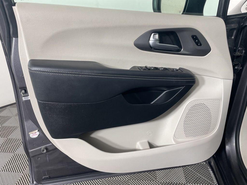 Used 2023 Chrysler Pacifica - photo 3