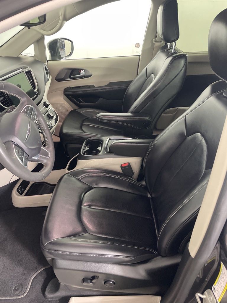 Used 2023 Chrysler Pacifica - photo 4