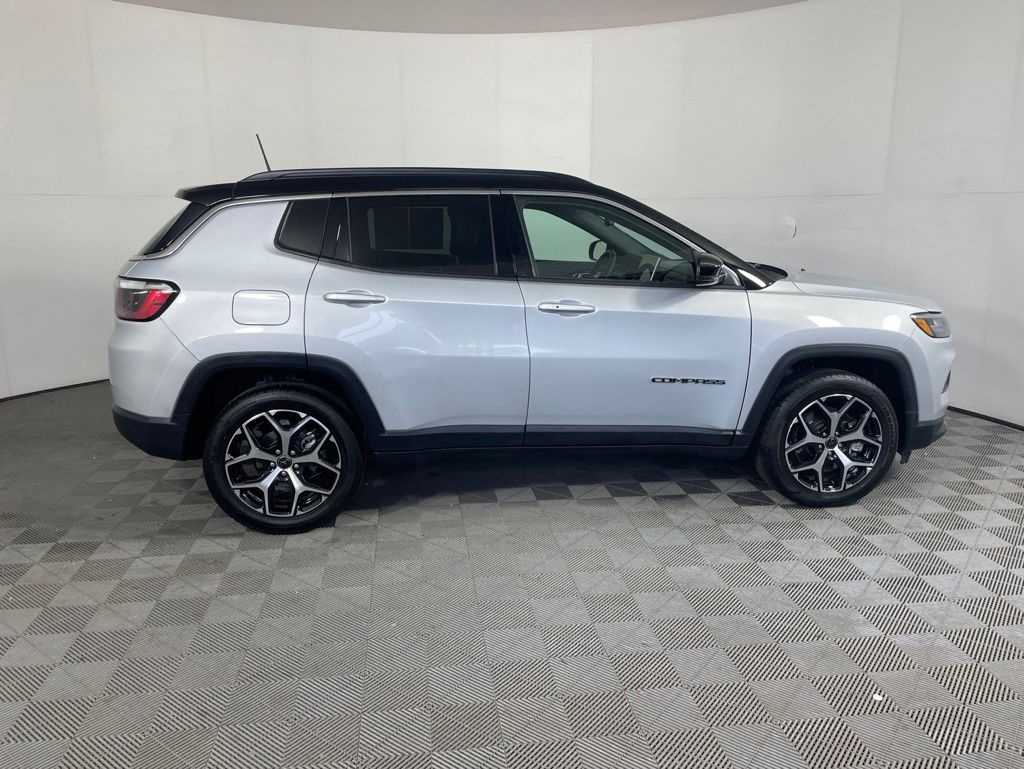 Used 2025 Jeep Compass - photo 17