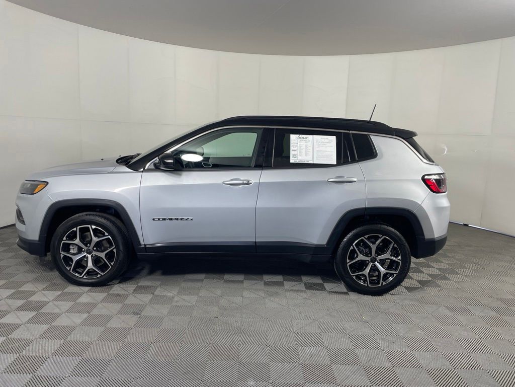 Used 2025 Jeep Compass - photo 5