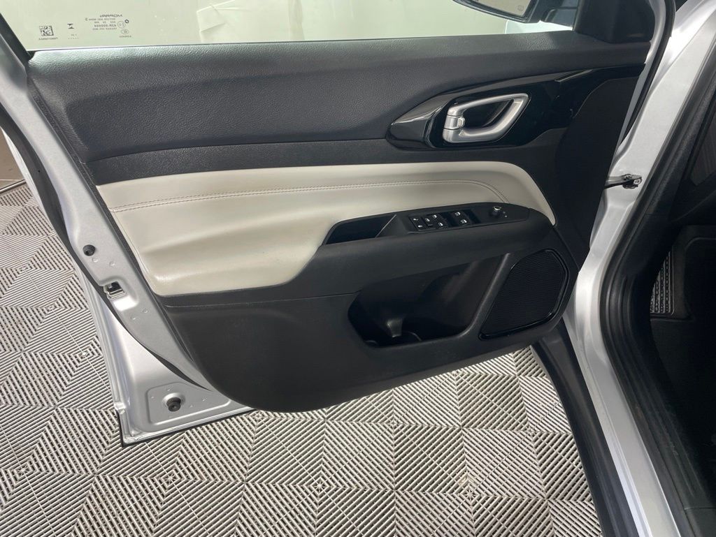 Used 2025 Jeep Compass - photo 8
