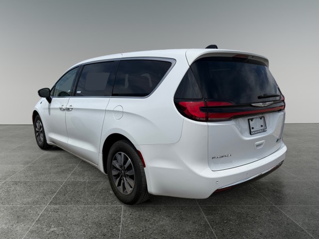 Used 2024 Chrysler Pacifica - photo 2