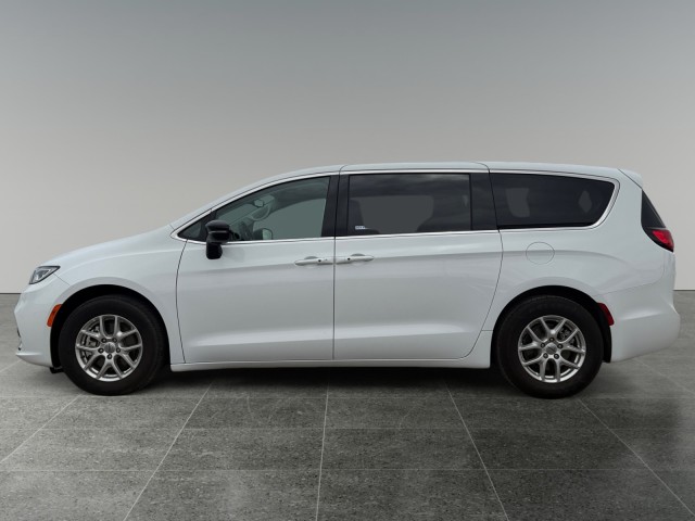 Used 2024 Chrysler Pacifica - photo 2