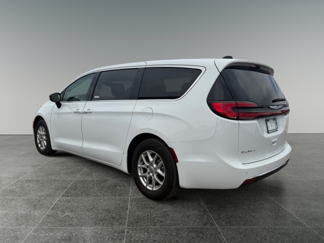 Used 2024 Chrysler Pacifica - photo 5