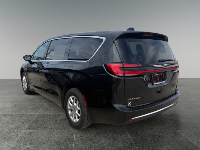 Used 2024 Chrysler Pacifica - photo 2