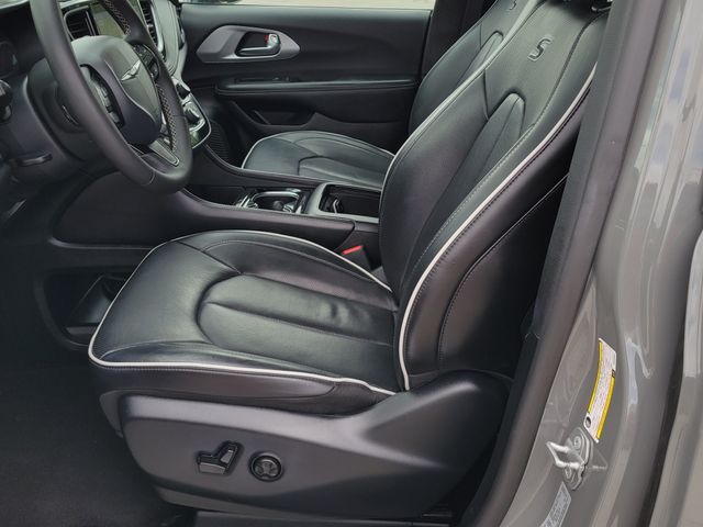 Used 2025 Chrysler Pacifica - photo 10