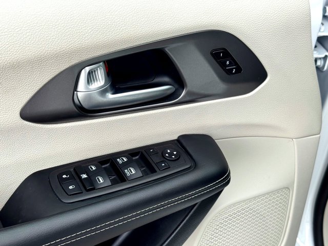 Used 2024 Chrysler Pacifica - photo 17