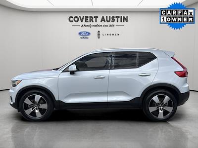 Used 2022 Volvo XC40 - photo 1