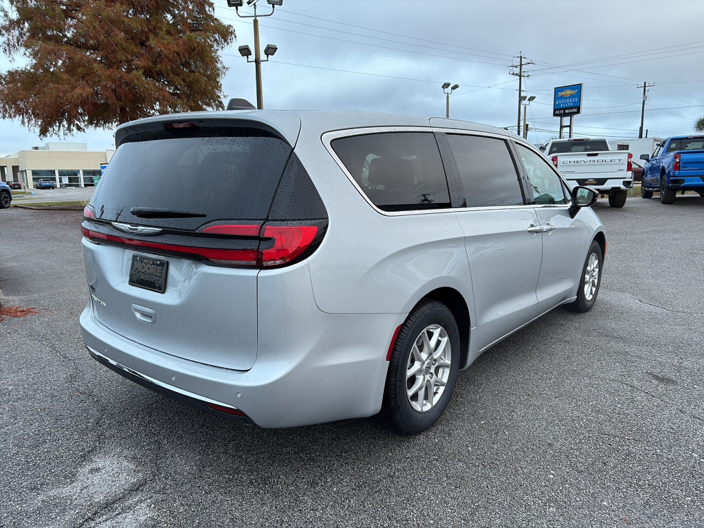 Used 2024 Chrysler Pacifica - photo 2