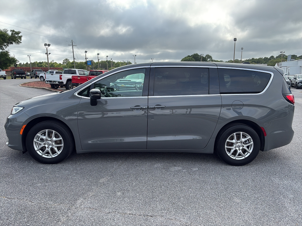 Used 2025 Chrysler Pacifica - photo 6