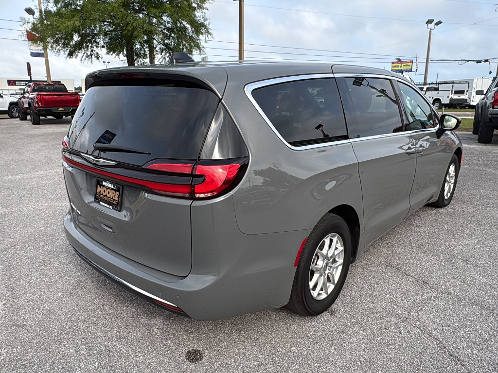 Used 2025 Chrysler Pacifica - photo 2