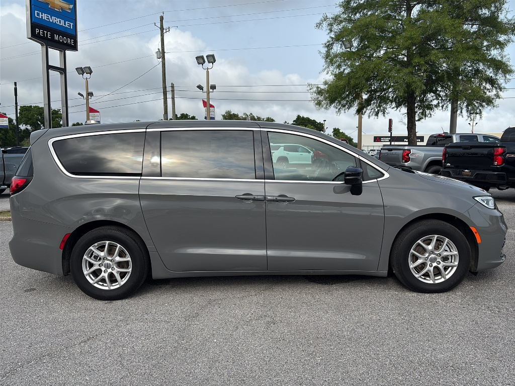 Used 2025 Chrysler Pacifica - photo 7