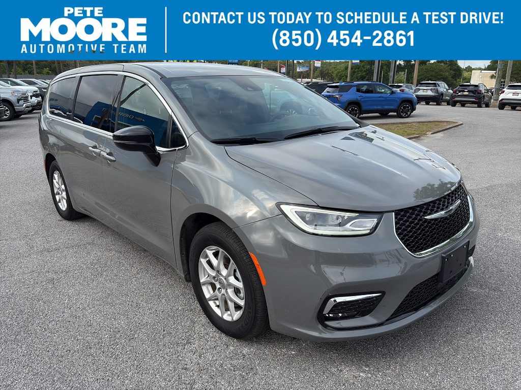 Used 2025 Chrysler Pacifica - photo 1