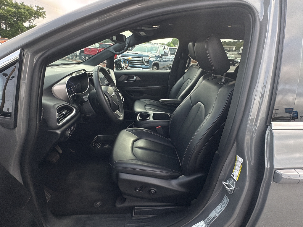 Used 2025 Chrysler Pacifica - photo 15