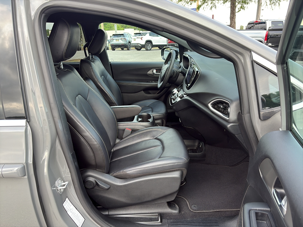 Used 2025 Chrysler Pacifica - photo 16