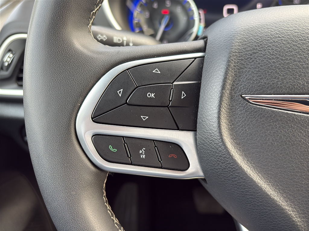 Used 2025 Chrysler Pacifica - photo 22