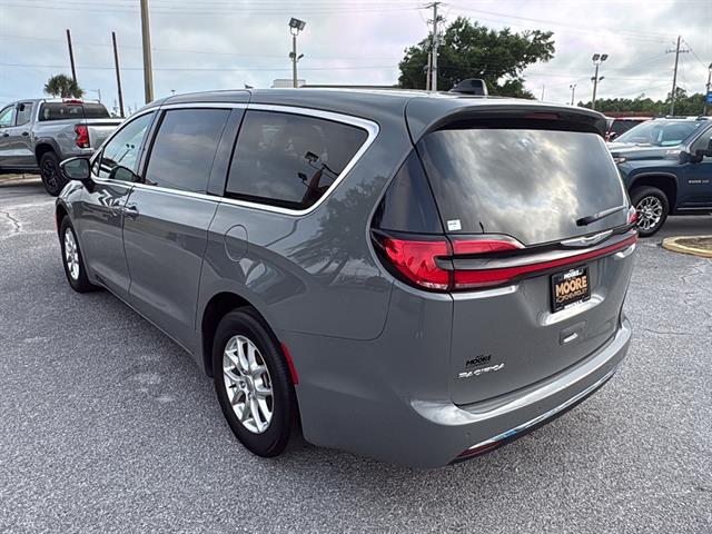 Used 2025 Chrysler Pacifica - photo 2