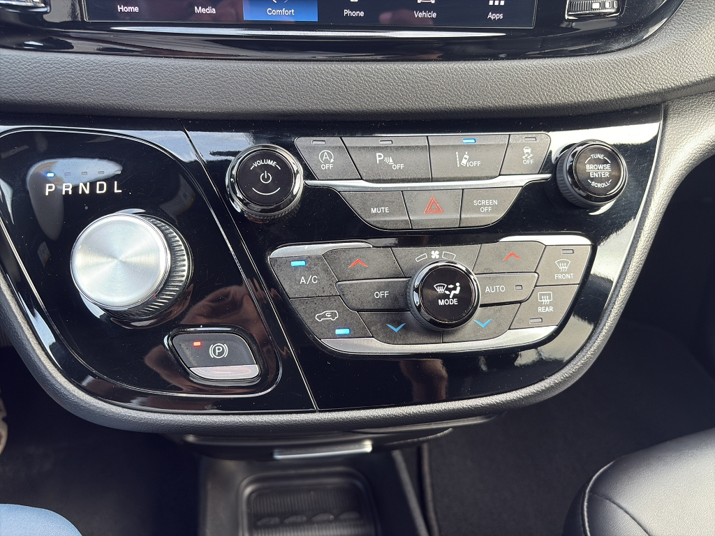 Used 2025 Chrysler Pacifica - photo 28