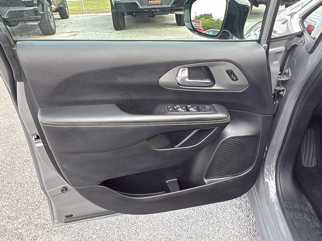 Used 2025 Chrysler Pacifica - photo 32