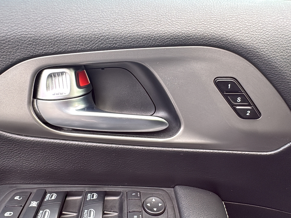 Used 2025 Chrysler Pacifica - photo 33
