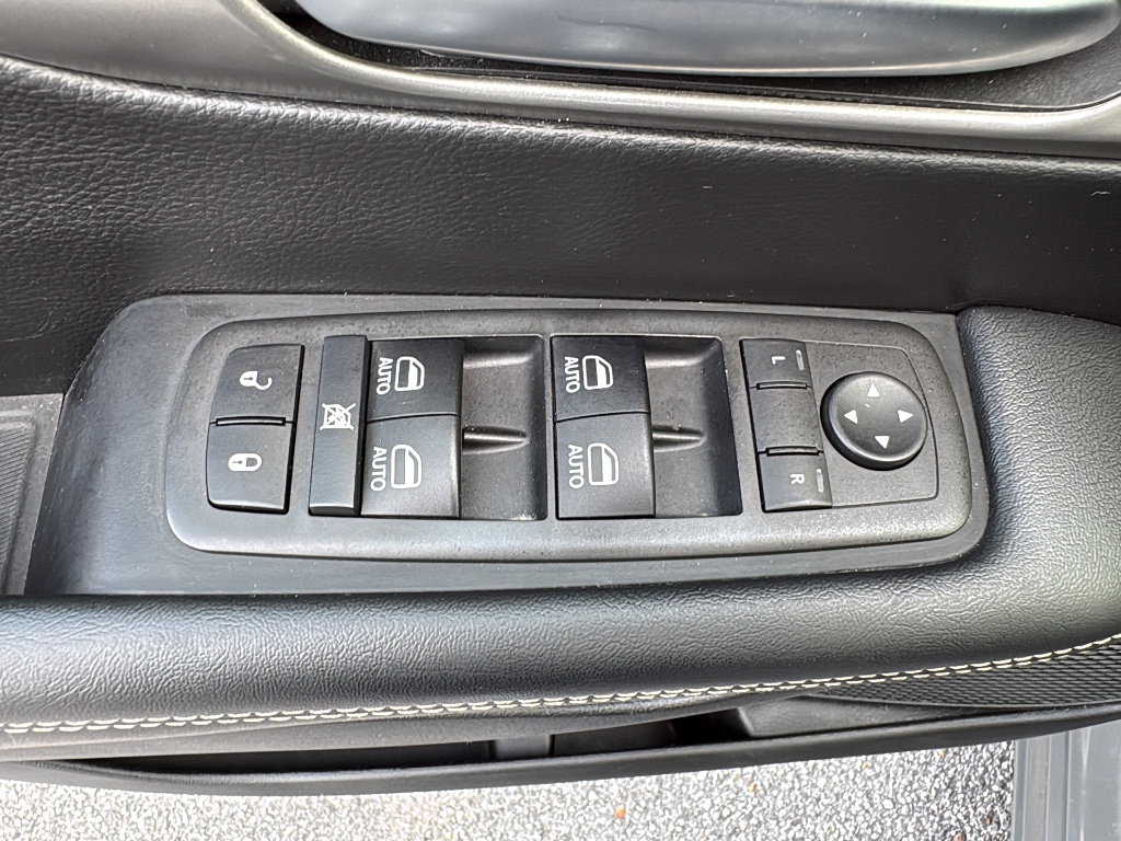 Used 2025 Chrysler Pacifica - photo 34