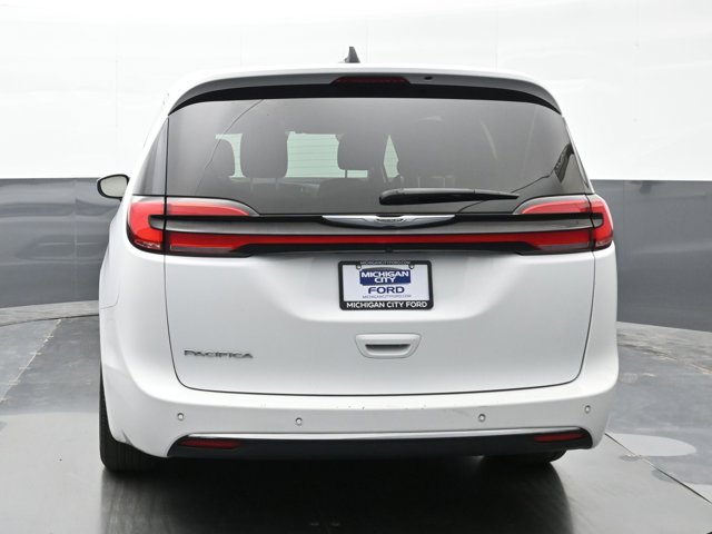 Used 2023 Chrysler Pacifica - photo 2