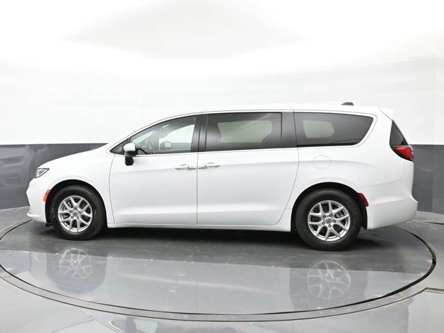 Used 2023 Chrysler Pacifica - photo 10