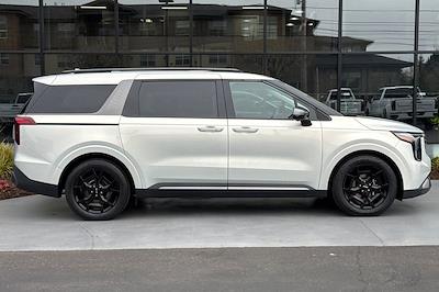 Used 2025 Kia Carnival - photo 1