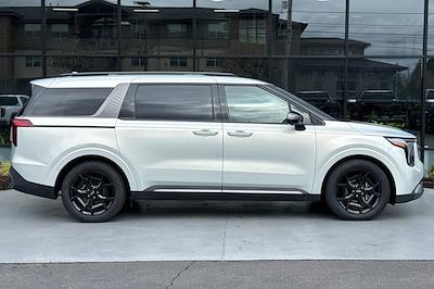 Used 2025 Kia Carnival - photo 1