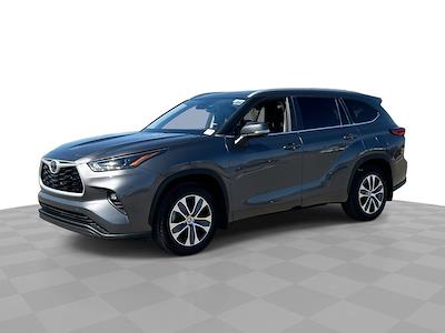 Used 2023 Toyota Highlander - photo 1