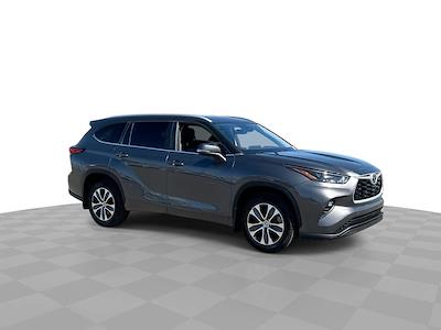 Used 2023 Toyota Highlander - photo 1