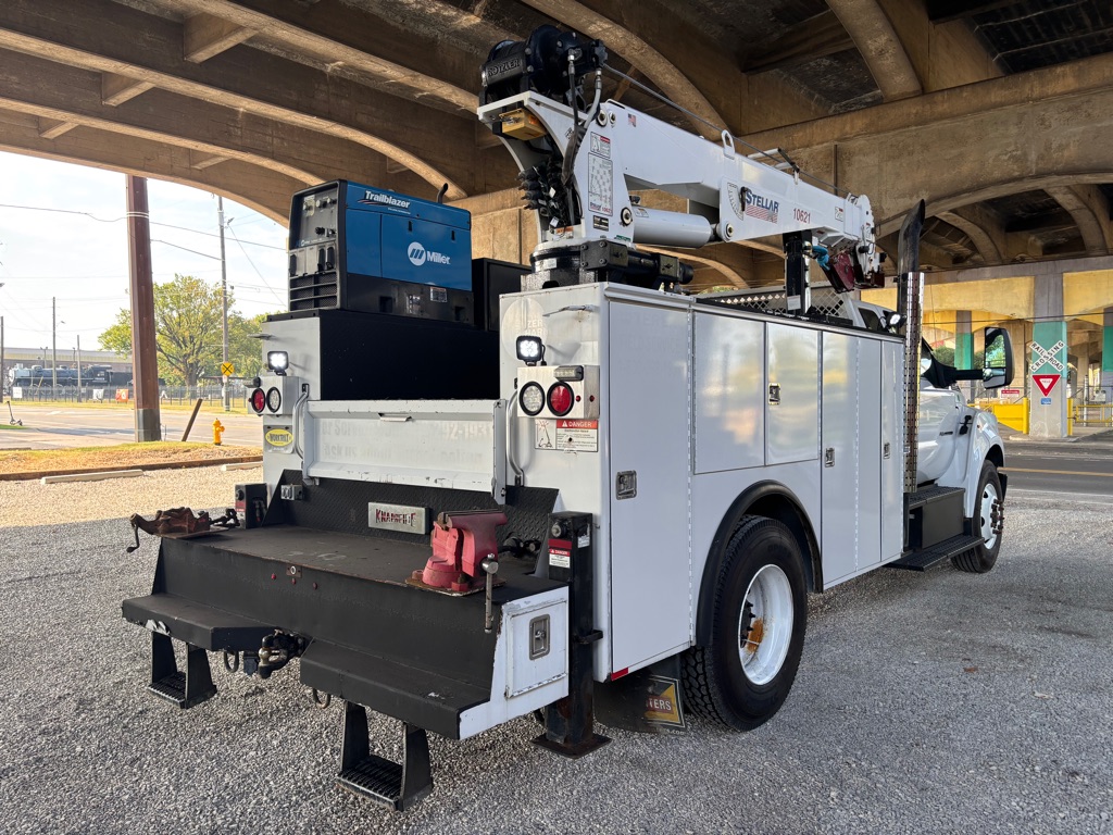 2016 Ford F-750 photo 2