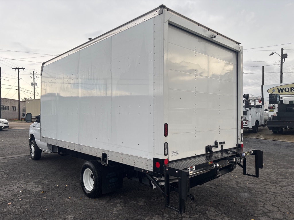 2024 Ford E-450 Super Duty Cutaway photo 3