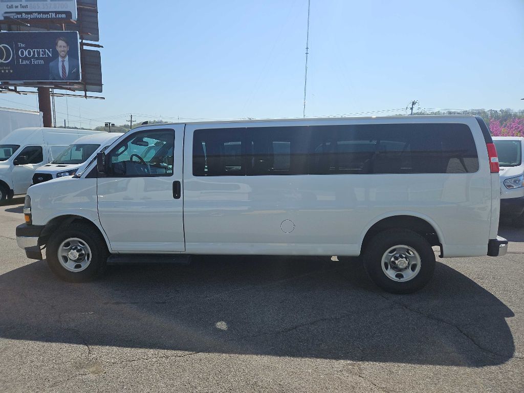 2020 Chevrolet Express 3500 Passenger photo 4