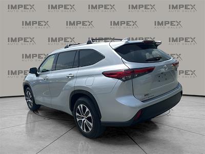 Used 2022 Toyota Highlander XLE SUV for sale #1CT21000A - photo 2