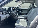 Used 2022 Toyota Highlander XLE SUV for sale #1CT21000A - photo 9