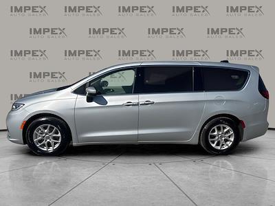 Used 2023 Chrysler Pacifica - photo 2