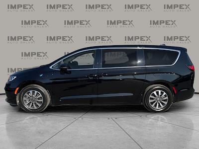 Used 2024 Chrysler Pacifica Select Minivan for sale #1CV7293 - photo 2